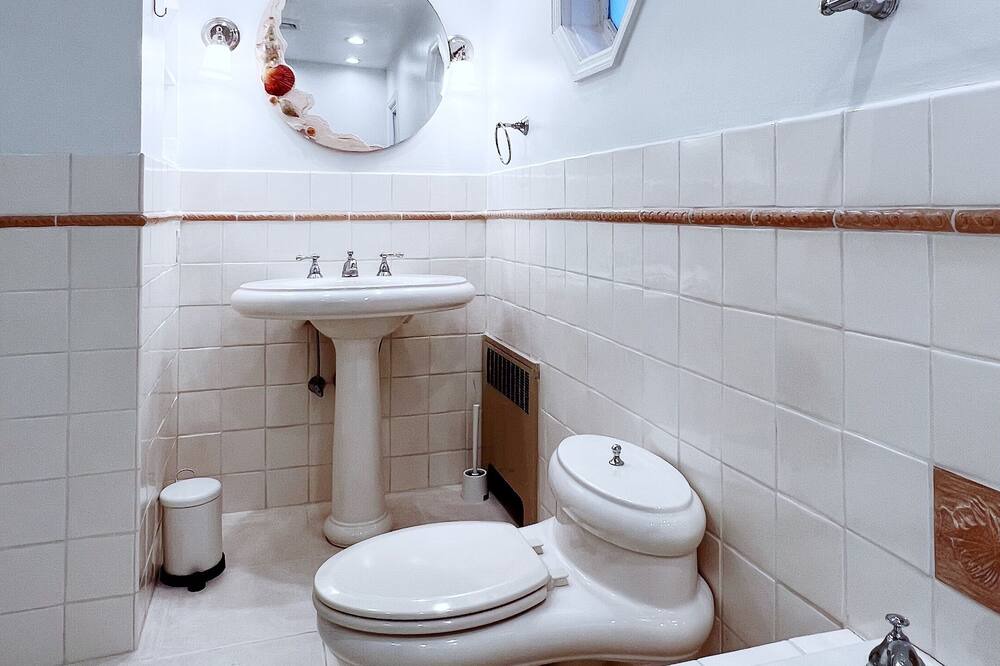 Photo of Bathroom in Lido Beach