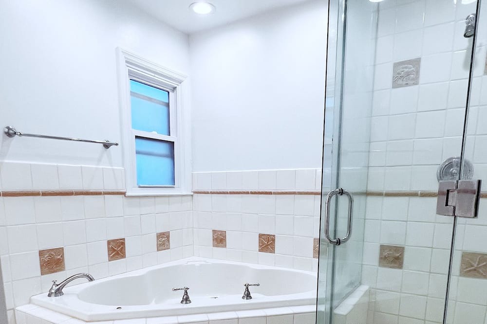 Photo of Bathroom in Lido Beach