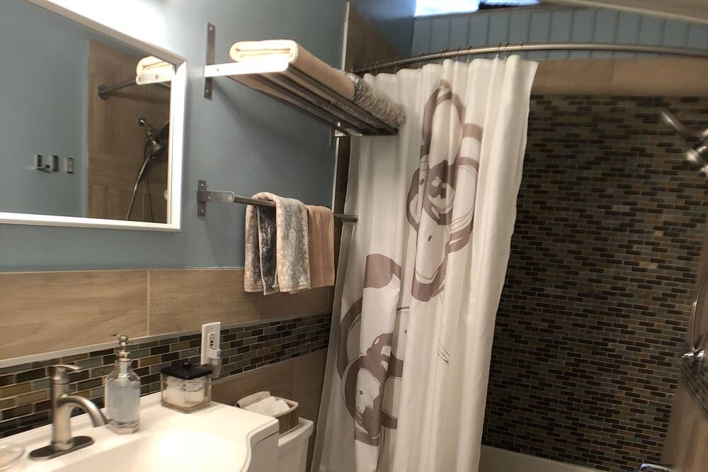 Photo of Bathroom in Verdugo Woodlands