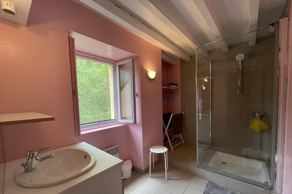 Photo of Bathroom in Gey