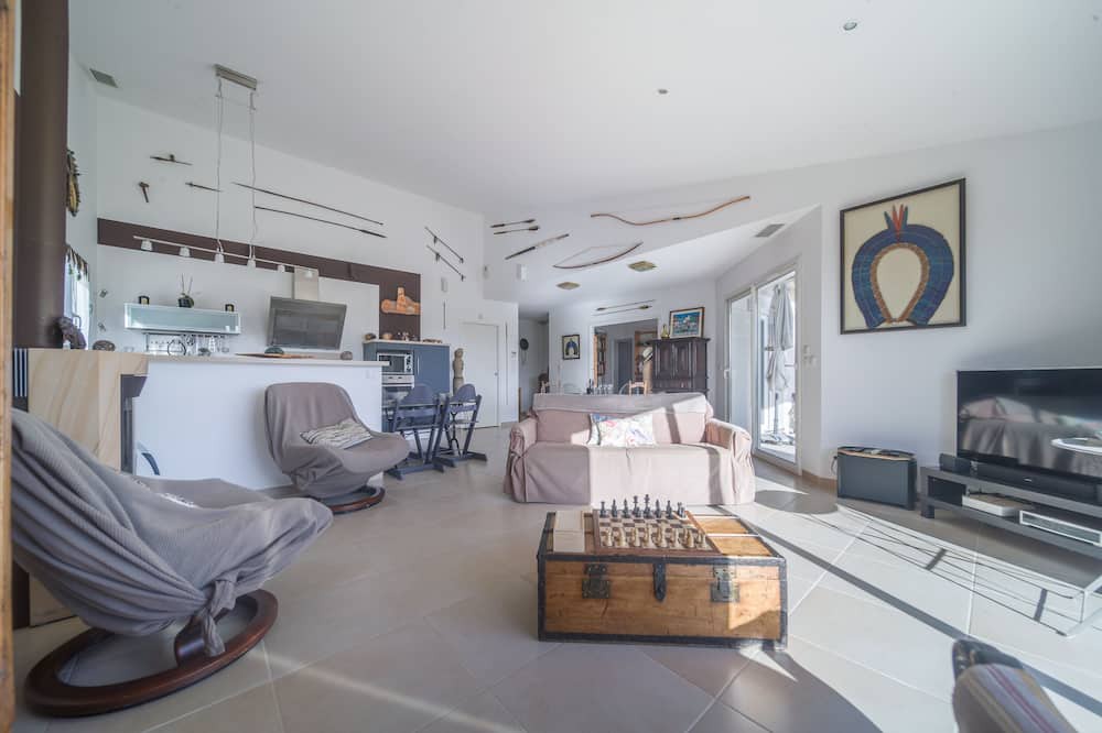 Photo of Livingroom in Villemoustaussou