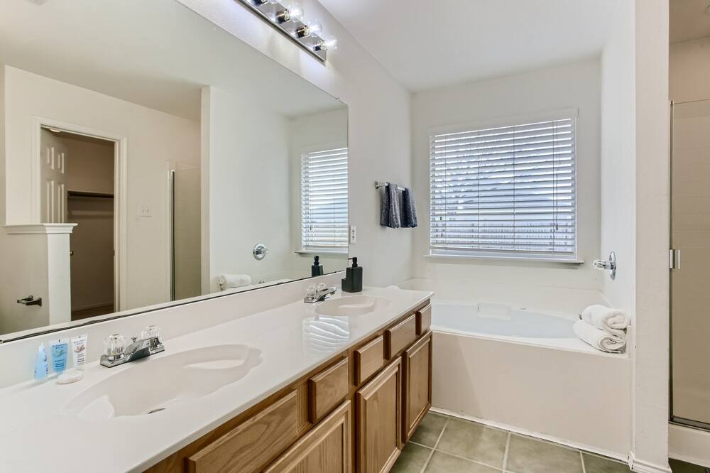Photo of Bathroom in Royse City