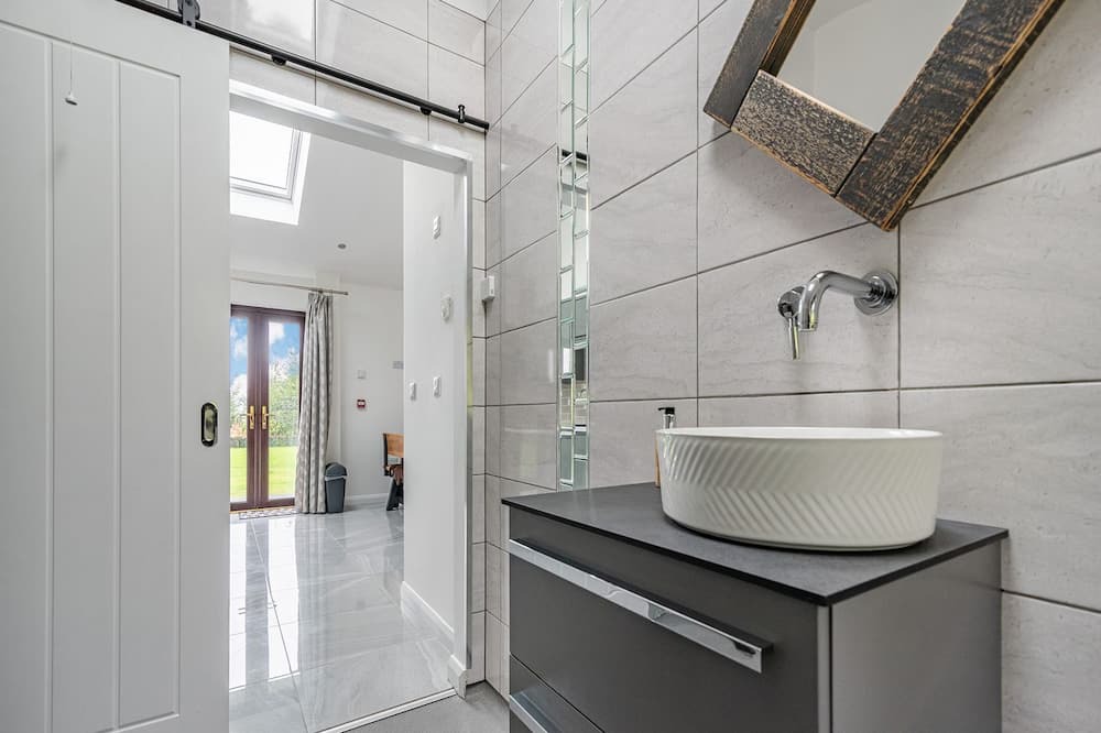 Photo of Bathroom in Ynysddu