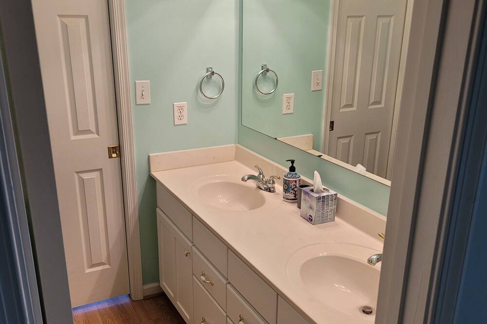 Photo of Bathroom in Louisa