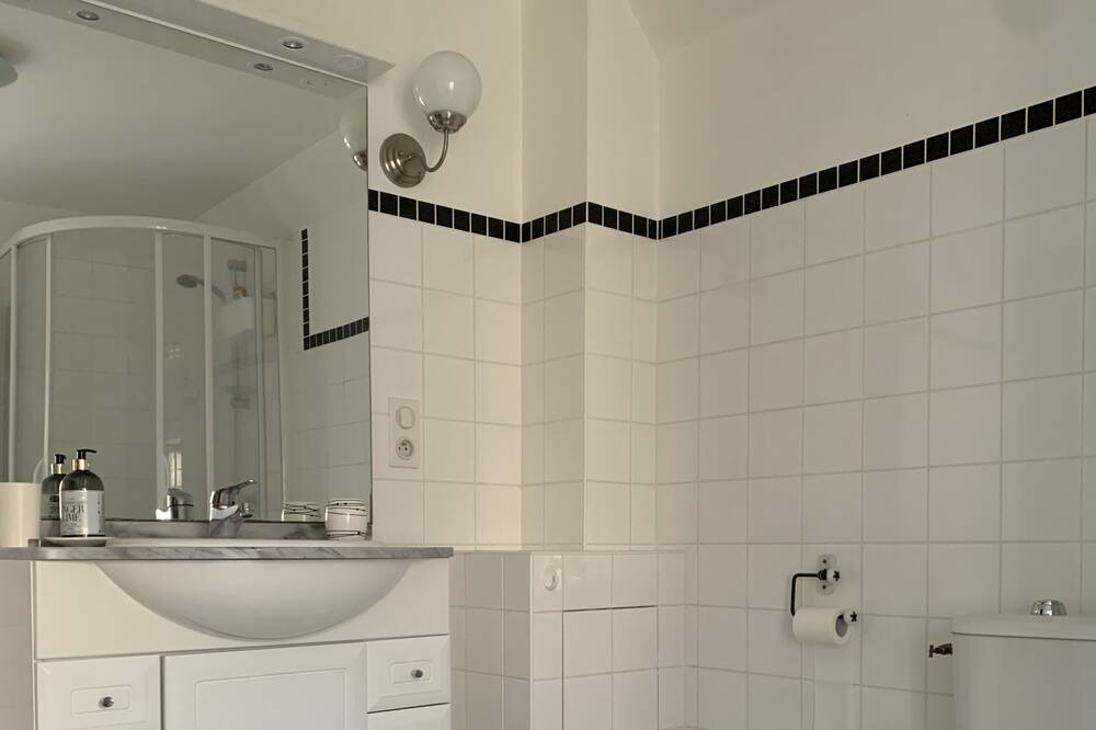 Photo of Bathroom in Savigny-le-Vieux