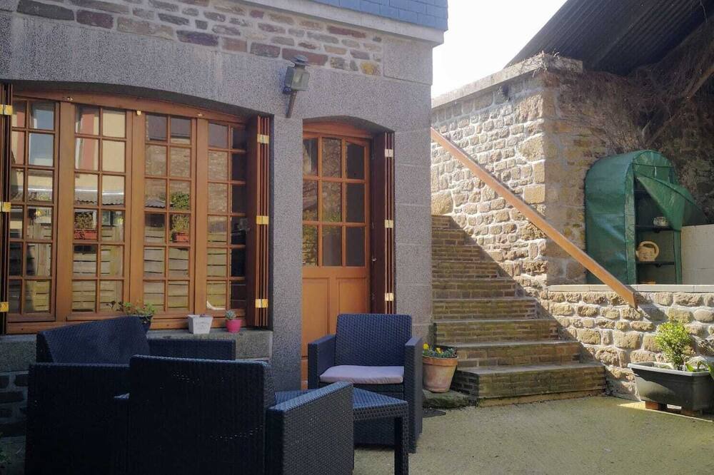 Photo of Patio Balcony in Savigny-le-Vieux