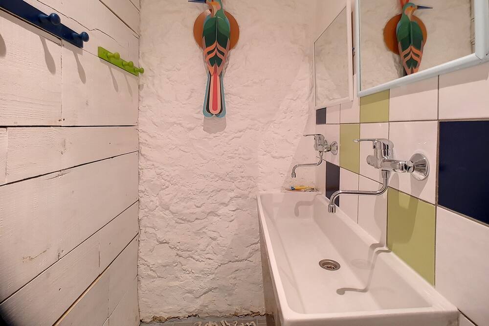 Photo of Bathroom in Roquefort-des-Corbieres