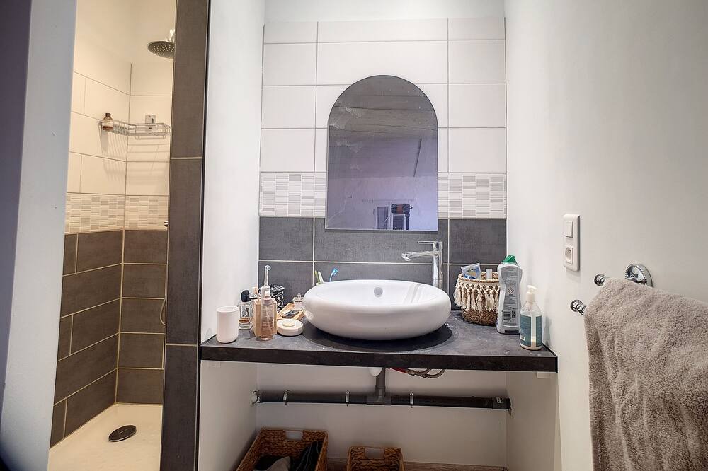 Photo of Bathroom in Roquefort-des-Corbieres