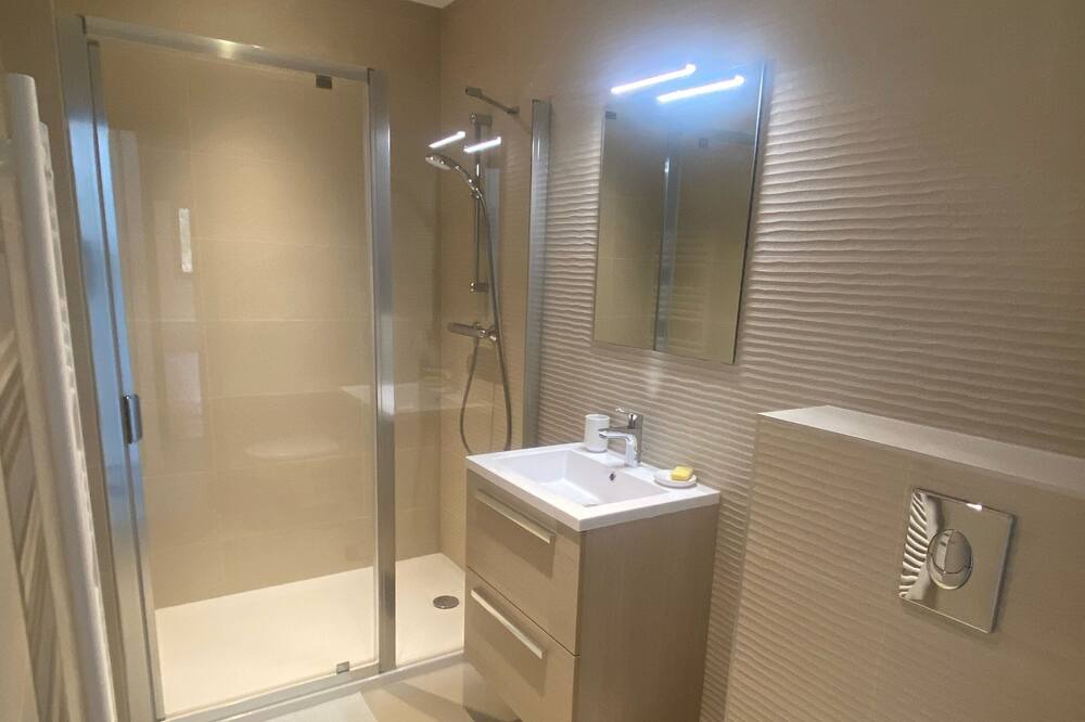 Photo of Bathroom in Neoules