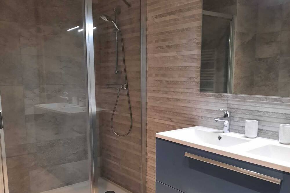Photo of Bathroom in Neoules