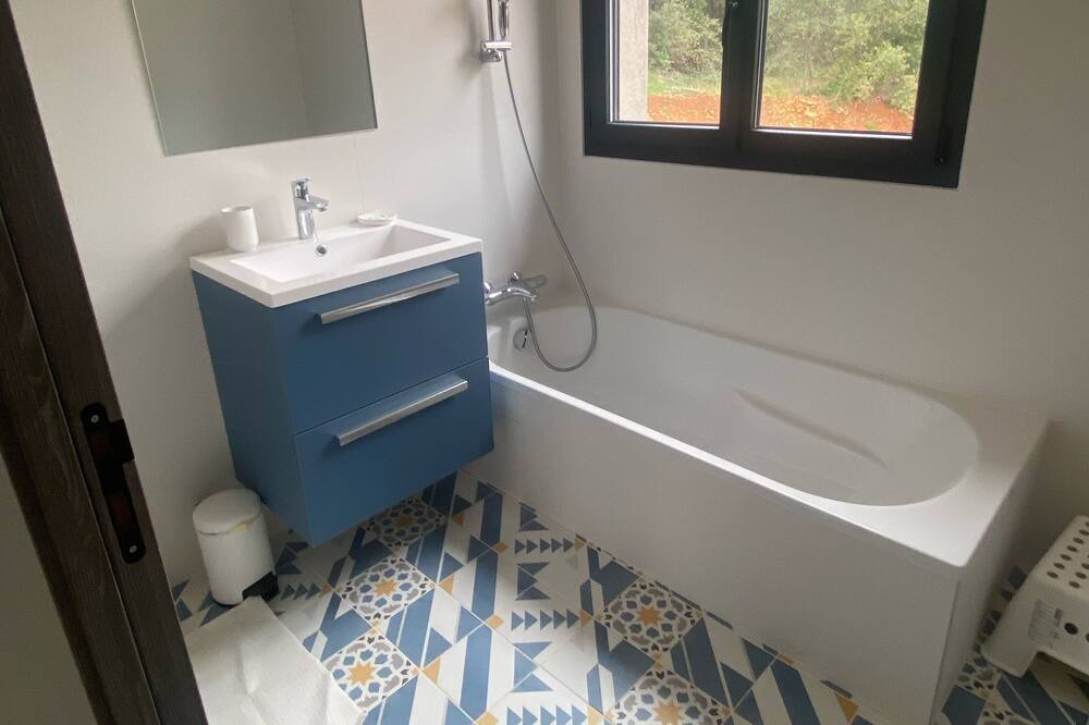 Photo of Bathroom in Neoules