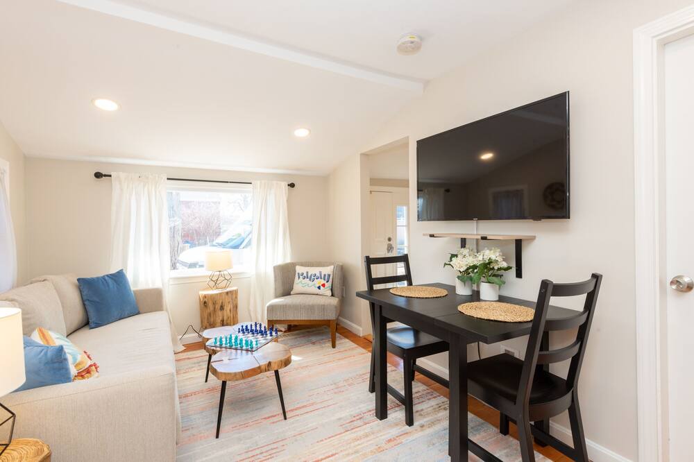 Photo of Livingroom in Beverly