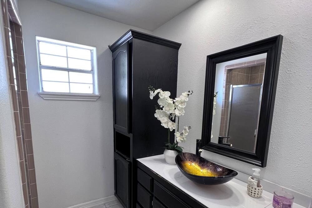 Photo of Bathroom in Donna