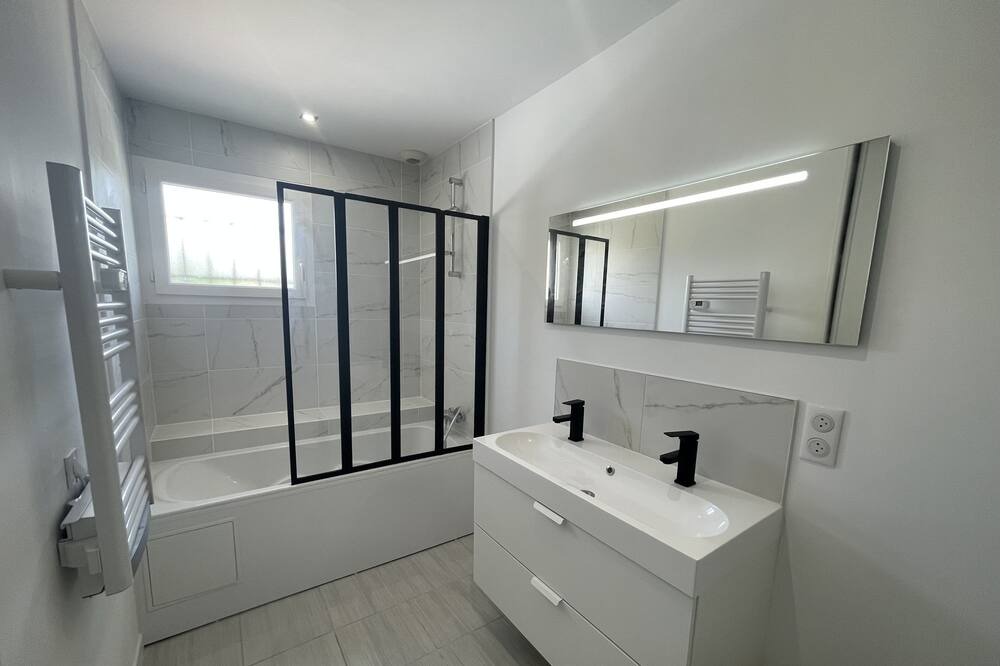 Photo of Bathroom in Saint-Andre-de-Cubzac