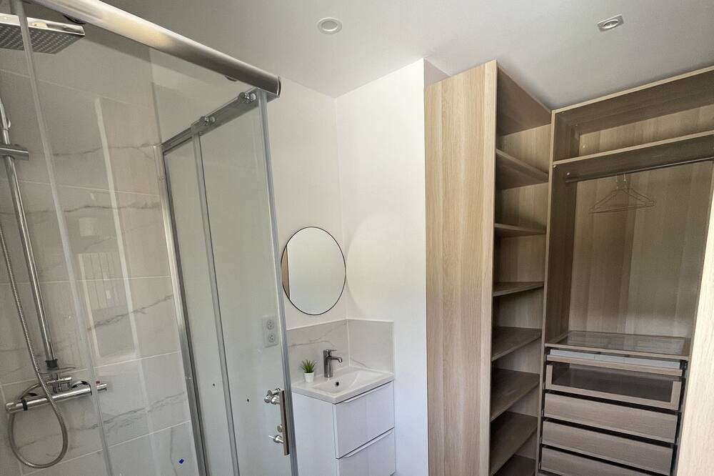 Photo of Bathroom in Saint-Andre-de-Cubzac