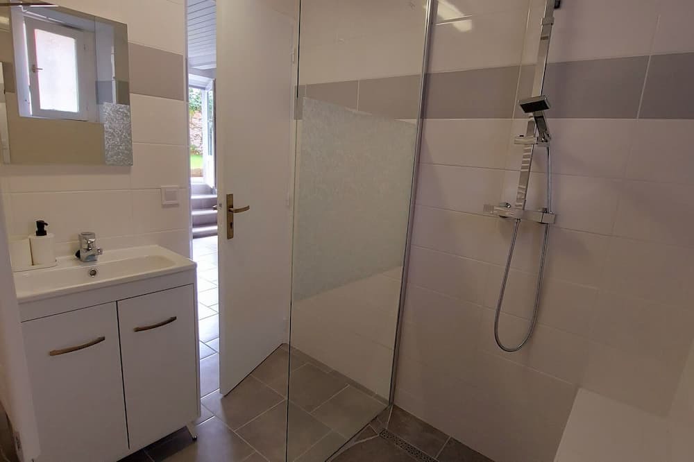Photo of Bathroom in Neuilly-le-Vendin