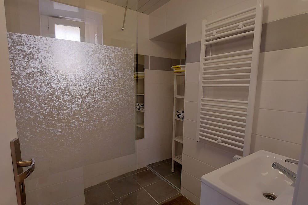 Photo of Bathroom in Neuilly-le-Vendin