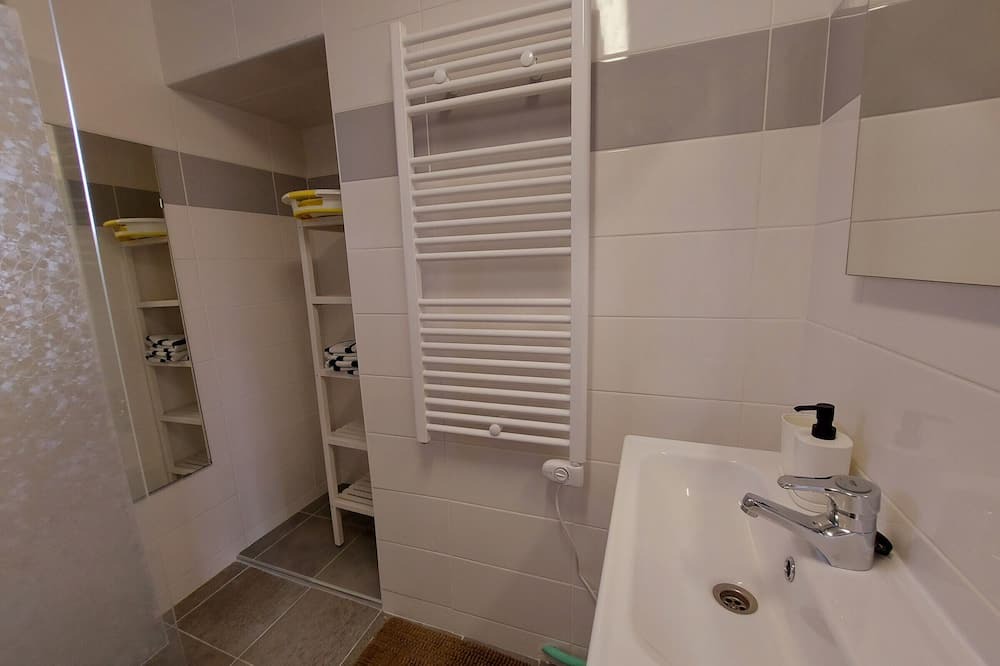 Photo of Bathroom in Neuilly-le-Vendin