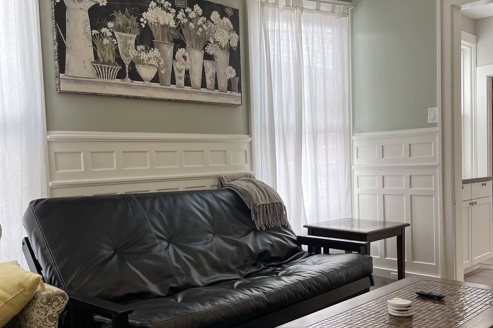 Photo of Bedroom in Front Park