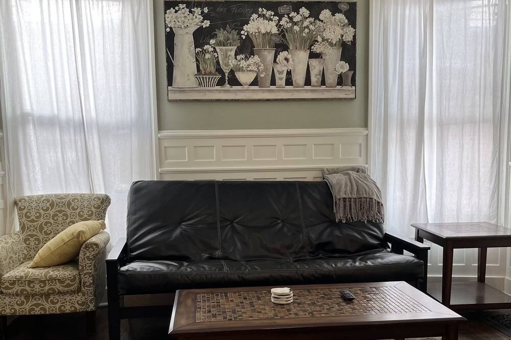 Photo of Bedroom in Front Park