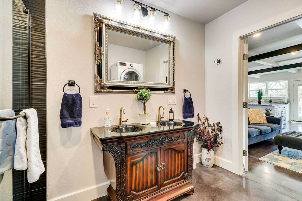 Photo of Bathroom in Tow