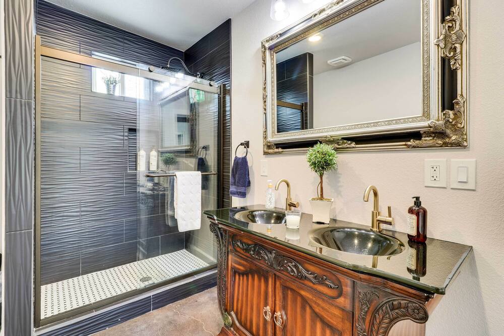 Photo of Bathroom in Tow