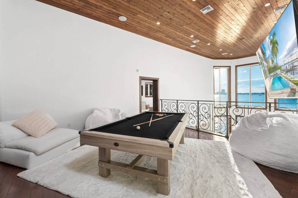 Photo of Livingroom in North Bay Village