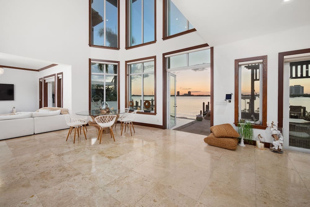 Photo of Livingroom in North Bay Village