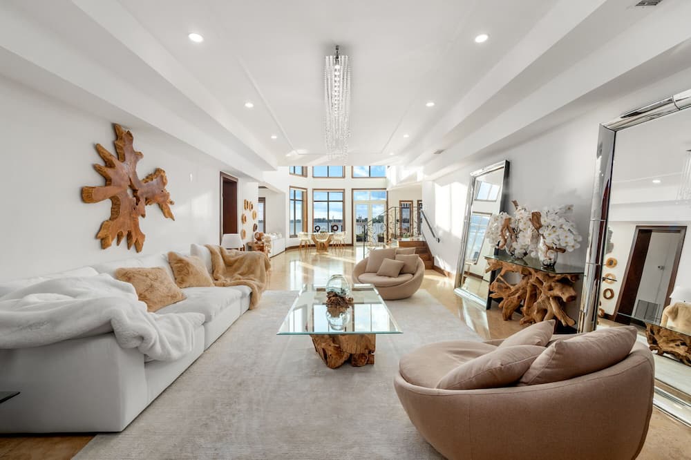 Photo of Livingroom in North Bay Village