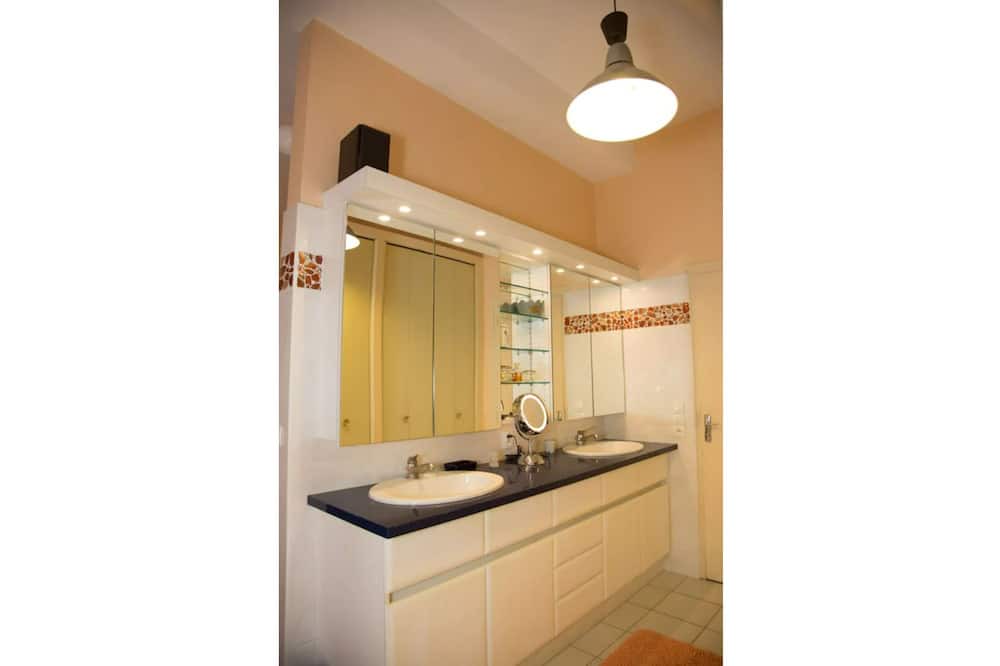 Photo of Bathroom in Tilly-sur-Seulles