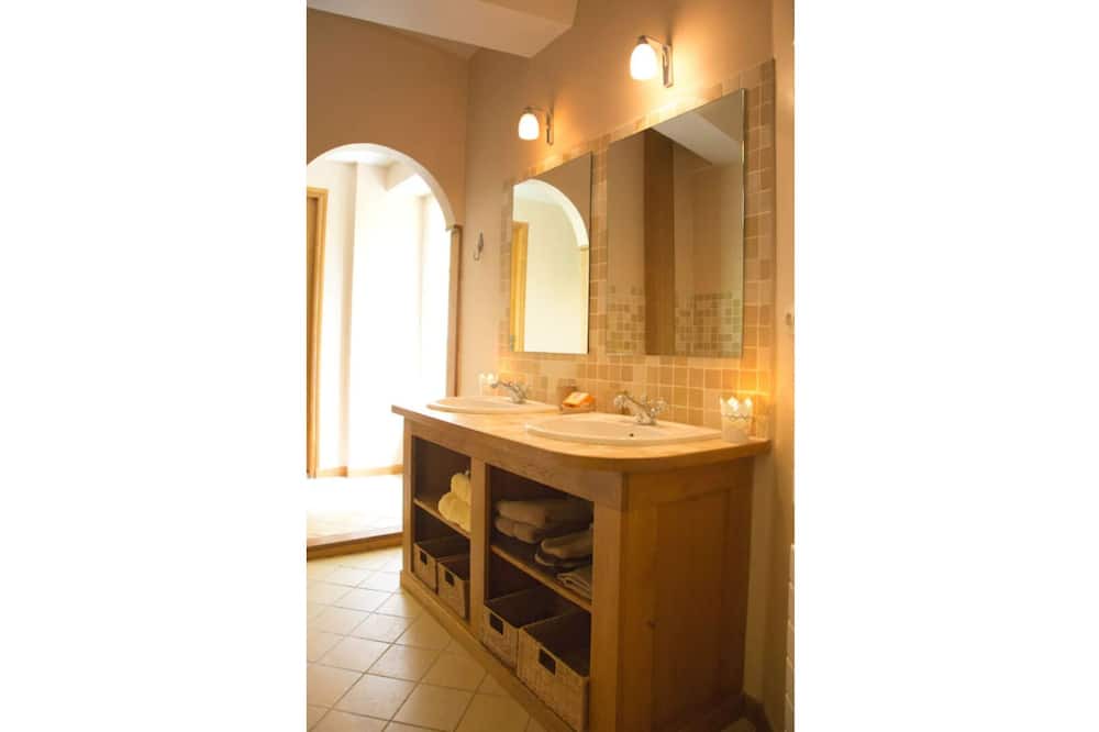 Photo of Bathroom in Tilly-sur-Seulles