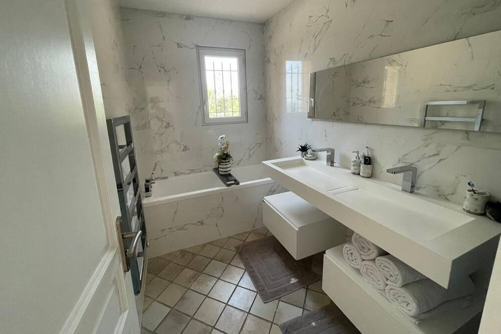 Photo of Bathroom in Saint-Saturnin-les-Avignon