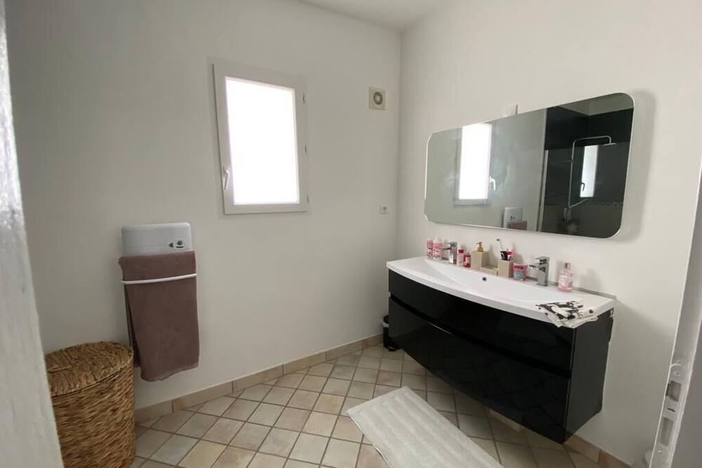Photo of Bathroom in Saint-Saturnin-les-Avignon