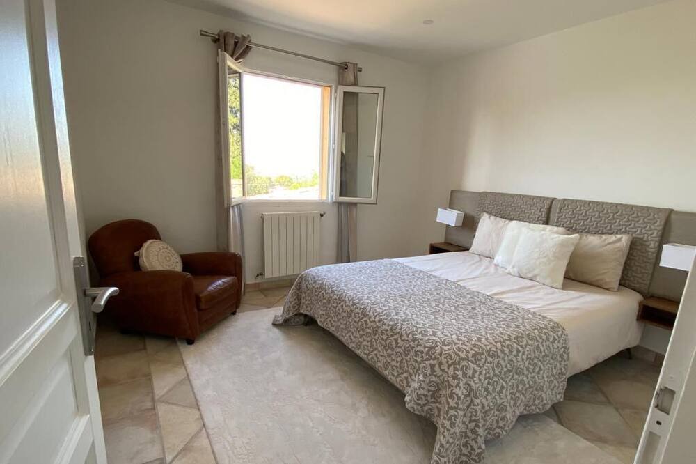 Photo of Bedroom in Saint-Saturnin-les-Avignon