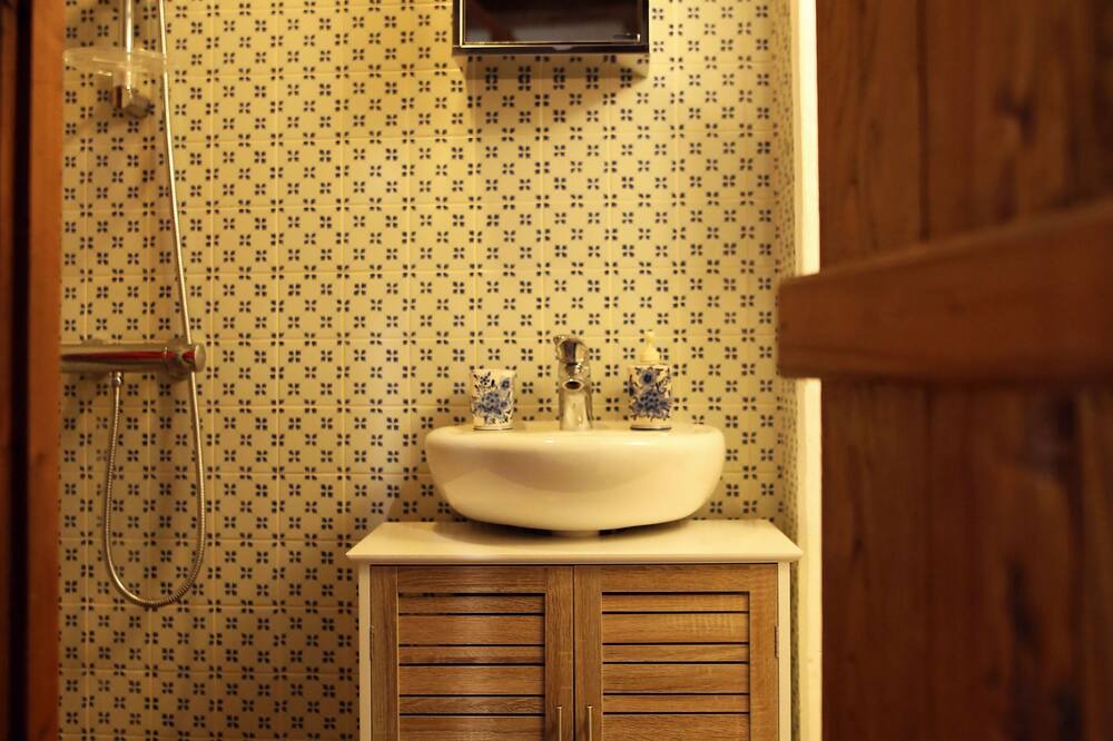 Photo of Bathroom in Attin