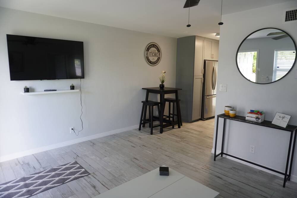 Photo of Livingroom in Lake Worth Corridor