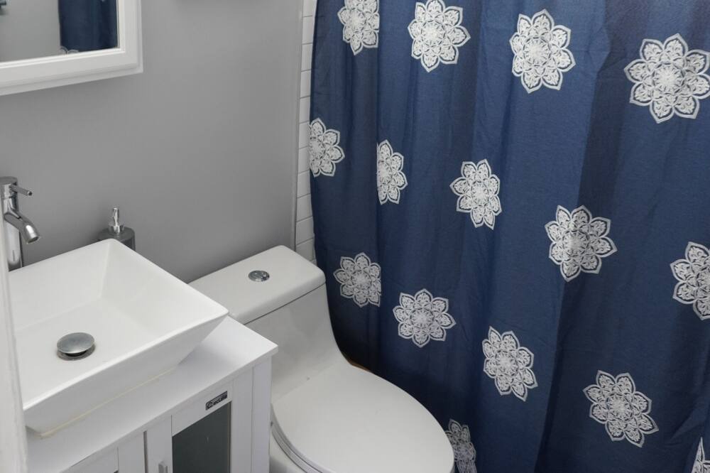 Photo of Bathroom in Lake Worth Corridor