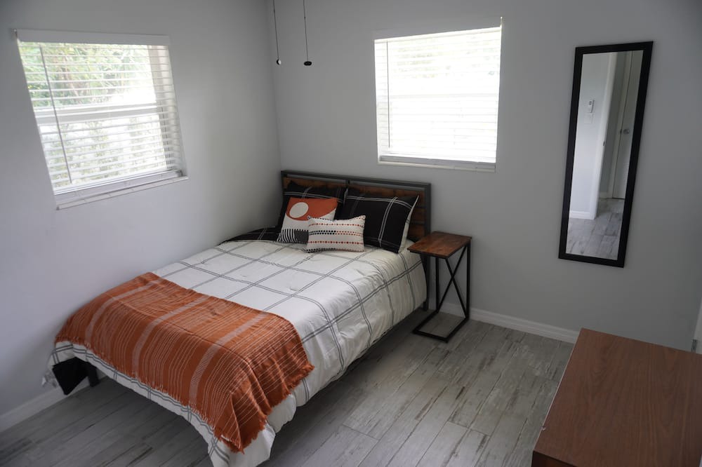 Photo of Bedroom in Lake Worth Corridor