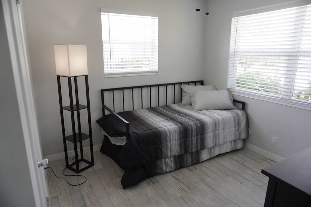 Photo of Bedroom in Lake Worth Corridor