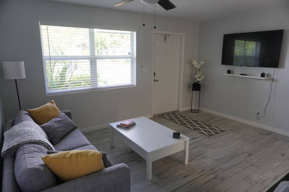 Photo of Livingroom in Lake Worth Corridor
