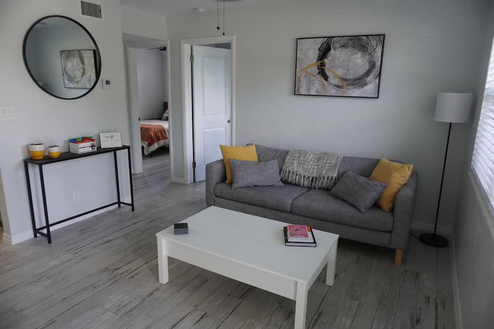 Photo of Livingroom in Lake Worth Corridor