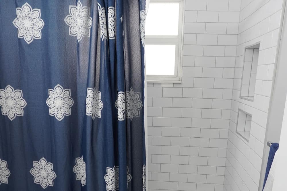 Photo of Bathroom in Lake Worth Corridor