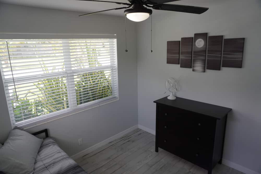 Photo of Bedroom in Lake Worth Corridor