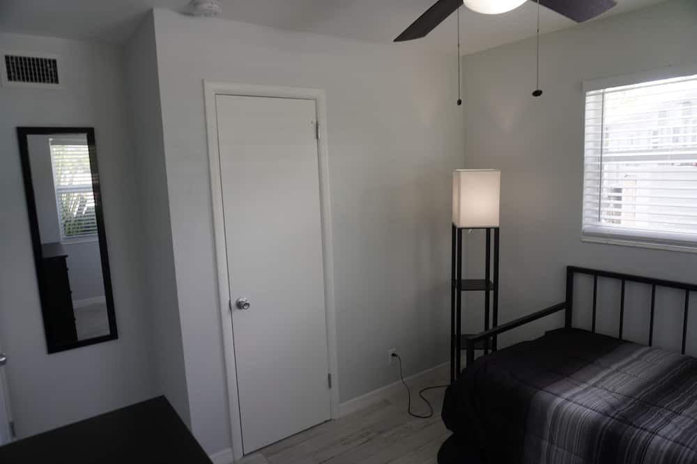 Photo of Bedroom in Lake Worth Corridor