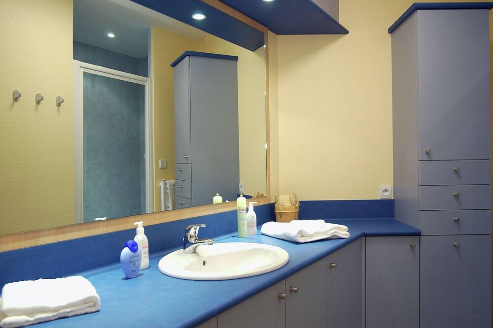 Photo of Bathroom in Pontorson