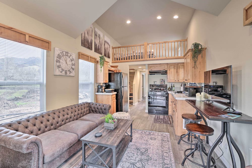 Photo of Bedroom in Canyonville