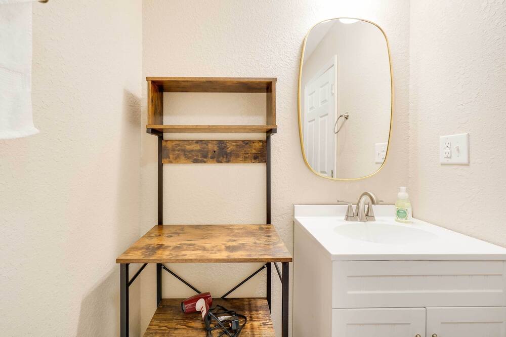 Photo of Bathroom in Flat Hollow Marina