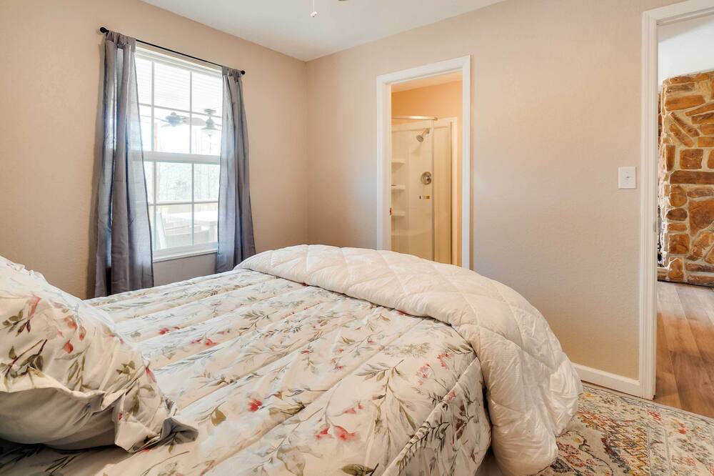Photo of Bedroom in Flat Hollow Marina
