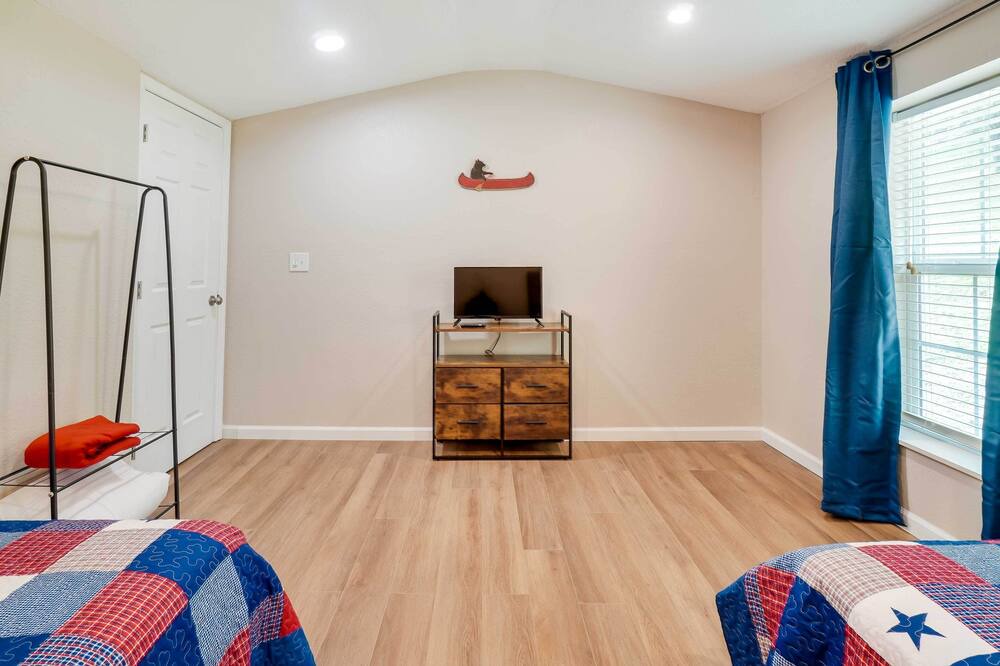 Photo of Bedroom in Flat Hollow Marina