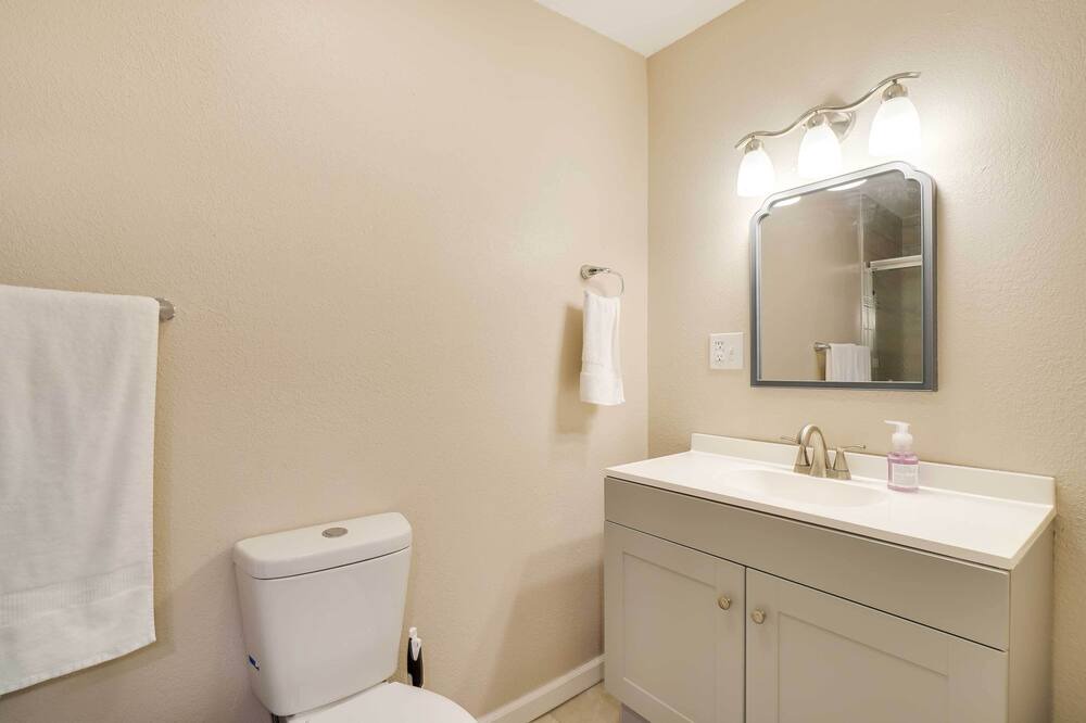 Photo of Bathroom in Flat Hollow Marina